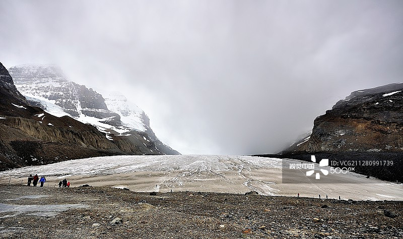 哥伦比亚冰原阿塔巴斯卡冰川广角景观图片素材