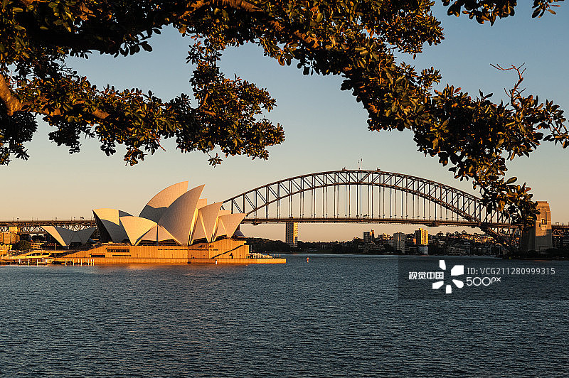 悉尼歌剧院与海港大桥图片素材