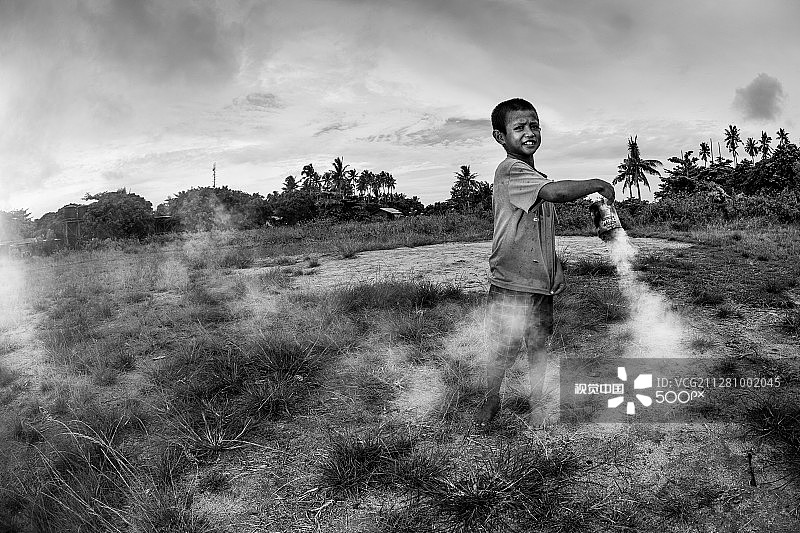 玩烟雾图片素材