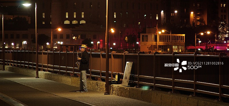 夜晚的萨克斯管演奏者图片素材