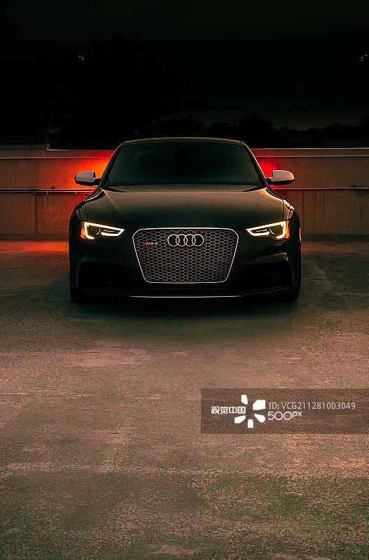 发光的奥迪RS5图片素材