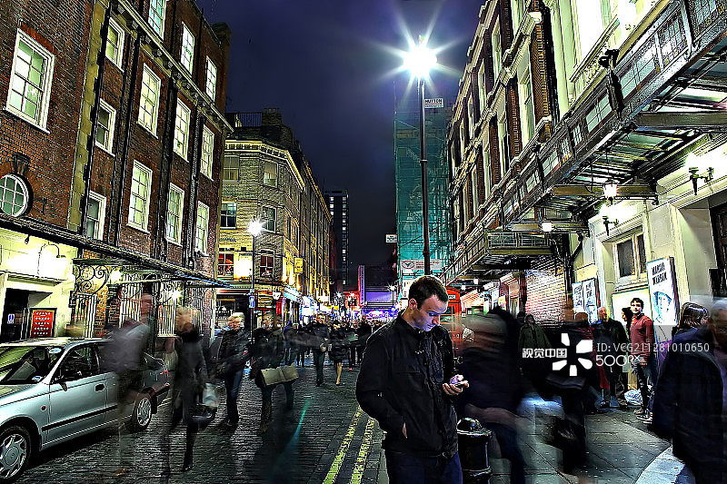 在沙夫茨伯里大街上发短信图片素材