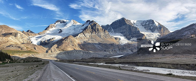驾驶在冰原公路图片素材