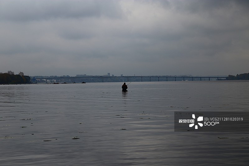 伏尔加河上的渔夫图片素材