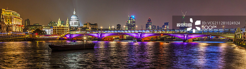 夜幕下的圣保罗大教堂和布莱克法Friars桥图片素材