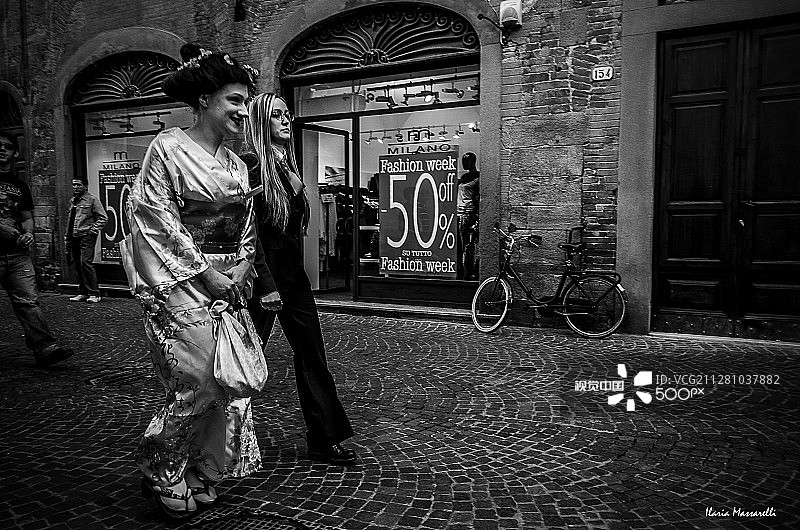 在卢卡漫画和游戏街道上行走图片素材