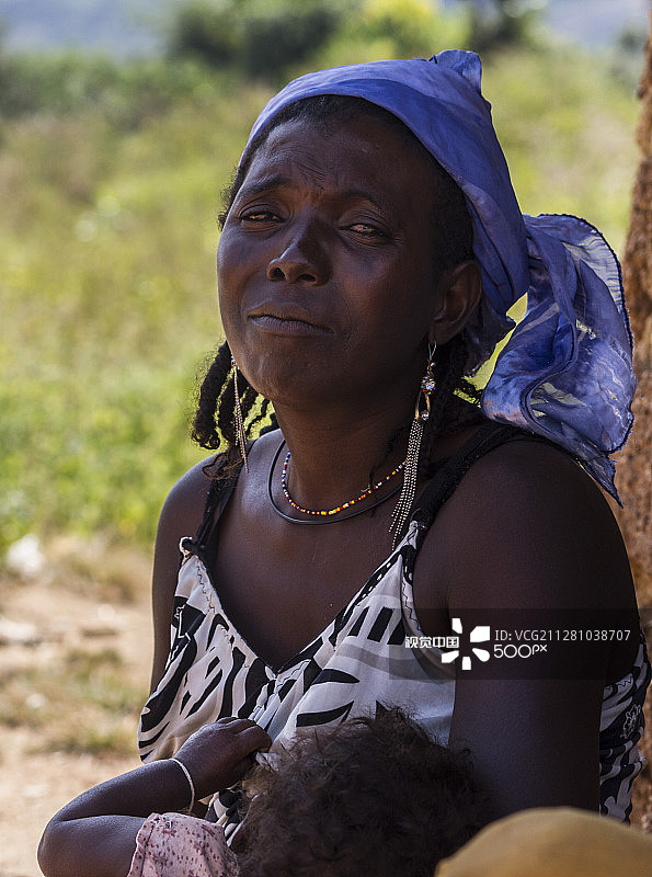 脸上带有部落印记的中年富拉尼族妇女图片素材