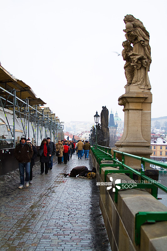 圣徒下的乞丐图片素材
