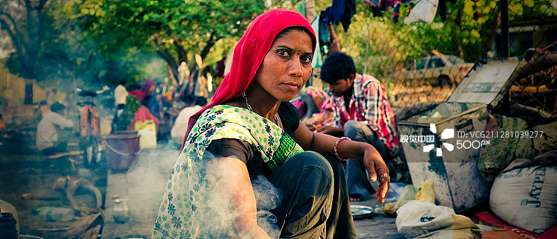 路边工作的日薪工人：艾哈迈达巴德（印度）图片素材