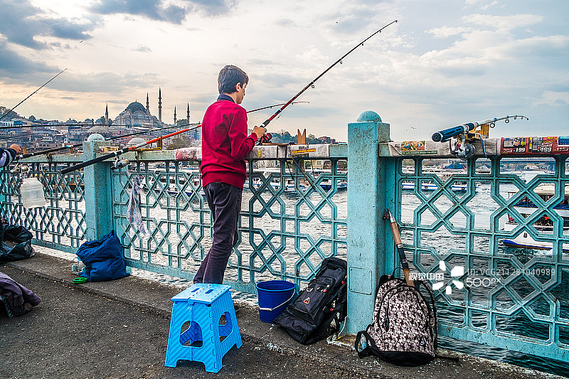 在伊斯坦布尔加拉塔桥上钓鱼图片素材