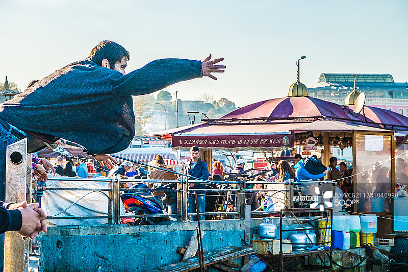 在伊斯坦布尔加拉塔桥上钓鱼图片素材