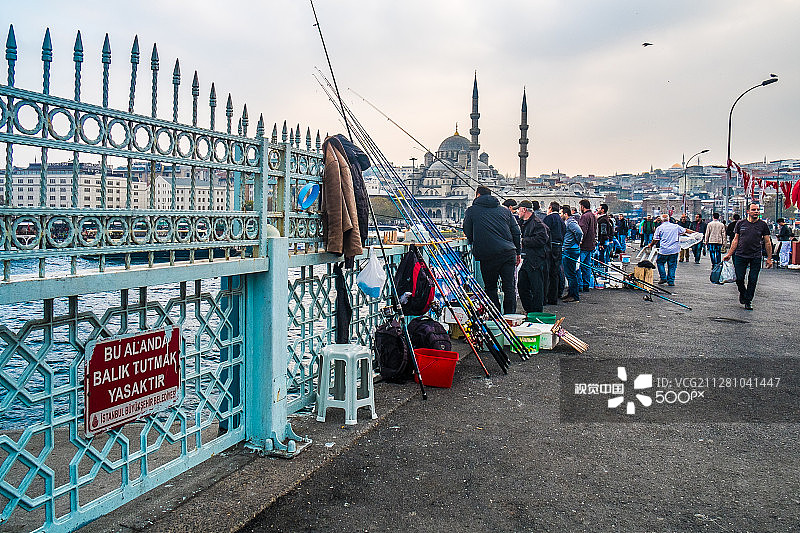 在伊斯坦布尔加拉塔桥上钓鱼图片素材