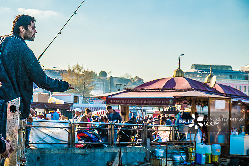 在伊斯坦布尔加拉塔桥上钓鱼图片素材