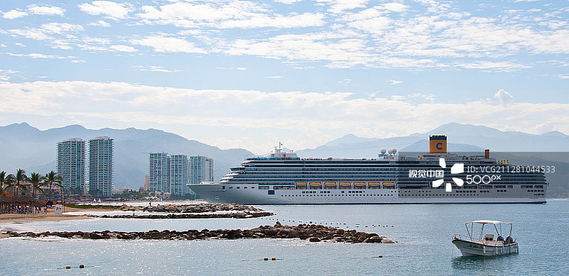 驶入巴亚尔塔港的游轮图片素材