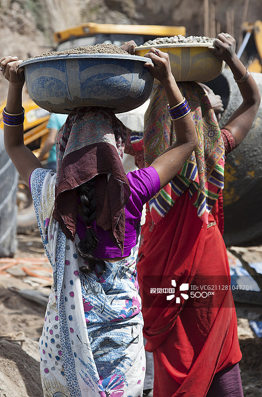 亚洲女性在建筑工地的辛勤工作图片素材