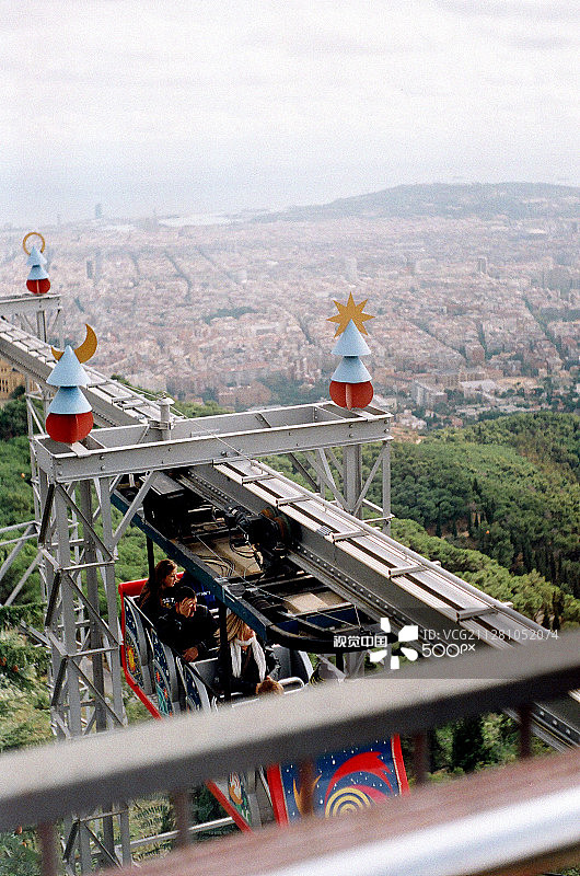 从蒂比达博山顶欣赏巴塞罗那景色图片素材