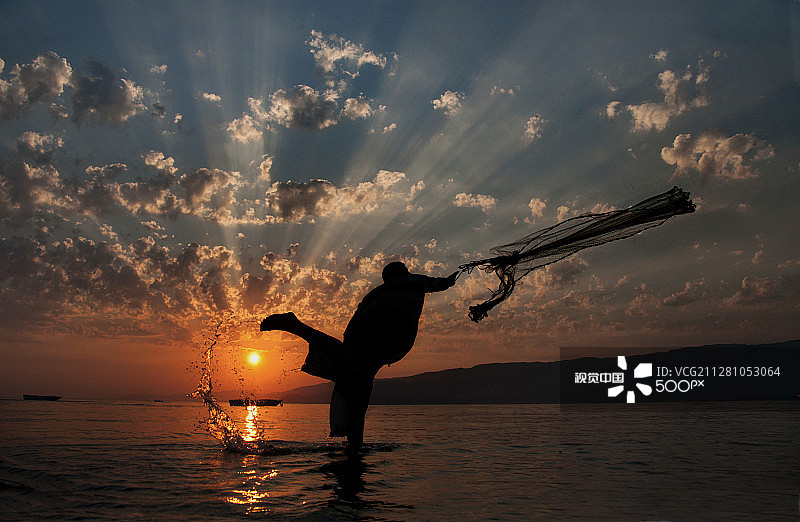 夕阳下湖中垂钓的剪影图片素材