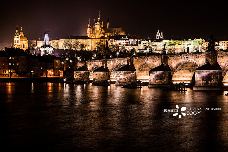 夜色下的查理大桥图片素材