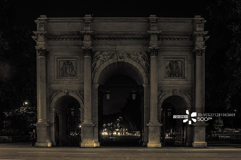 伦敦夜晚的大理石拱门图片素材