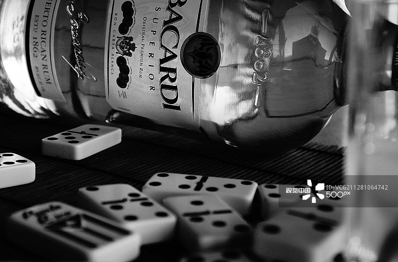 多米诺骨牌和朗姆酒图片素材