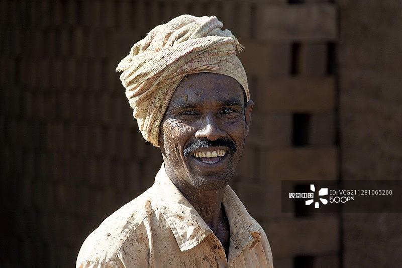印度泰米尔纳德邦马杜赖附近的制砖工人图片素材