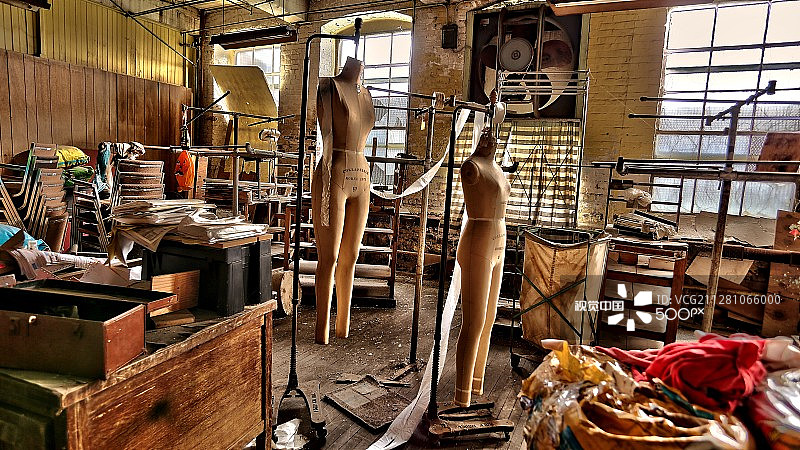 废弃的童装厂人体模型图片素材