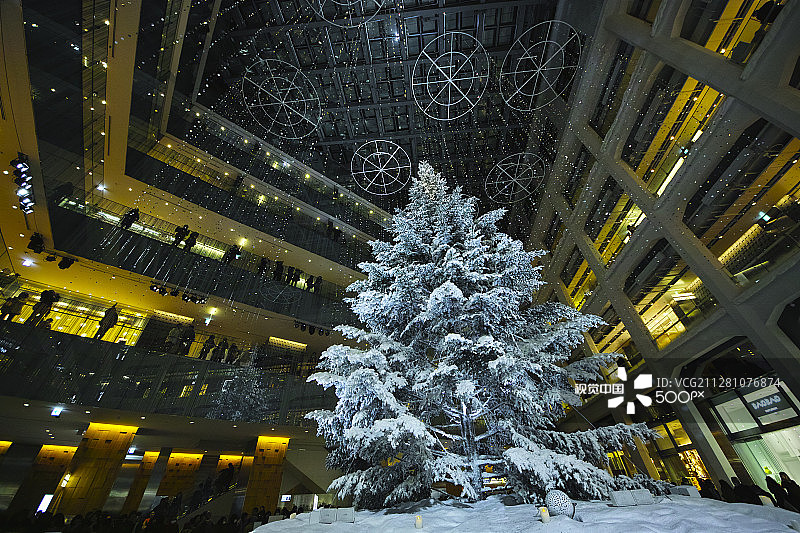室内飘落的雪花图片素材