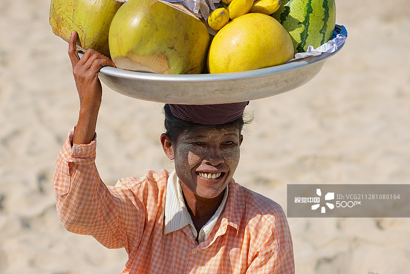 额布里海滩的水果商贩图片素材
