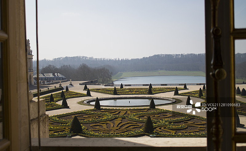 通往凡尔赛宫的窗户图片素材