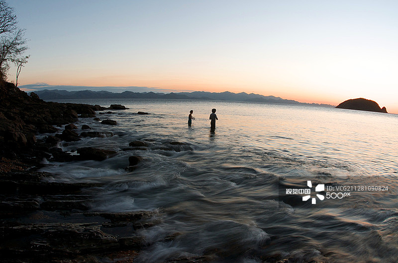 在自然风光中的情侣图片素材