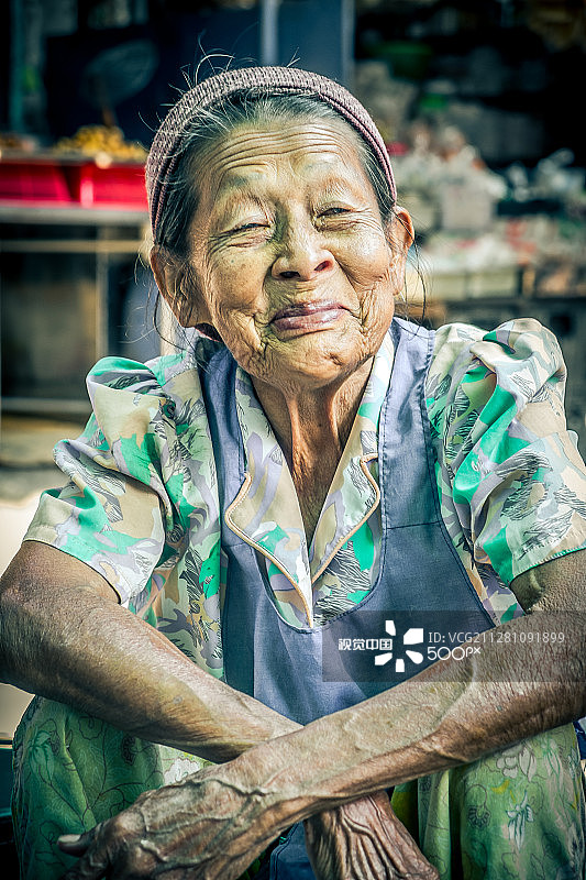 在阿瑜陀耶微笑的老年妇女图片素材