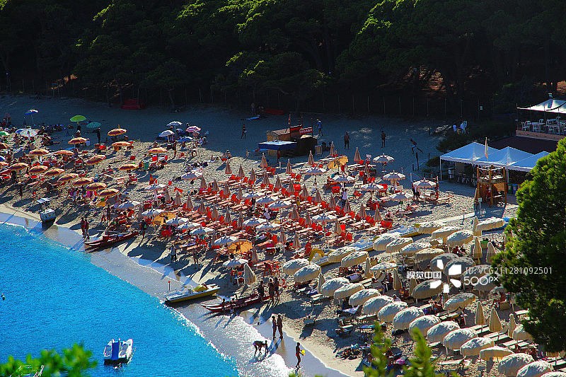 厄尔巴岛卡沃利海滩上的意大利人图片素材