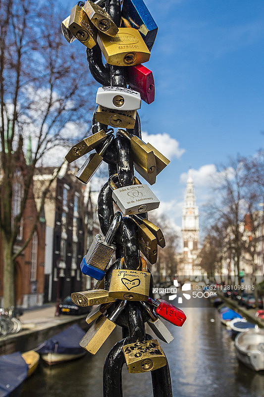 荷兰阿姆斯特丹瘦桥自行车锁图片素材