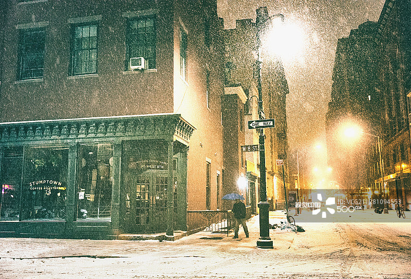 格林威治村冬夜的纽约市雪景图片素材
