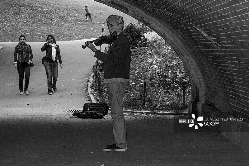 隧道里的小提琴图片素材