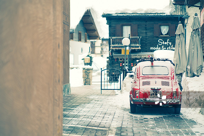 菲亚特500老款与滑雪图片素材