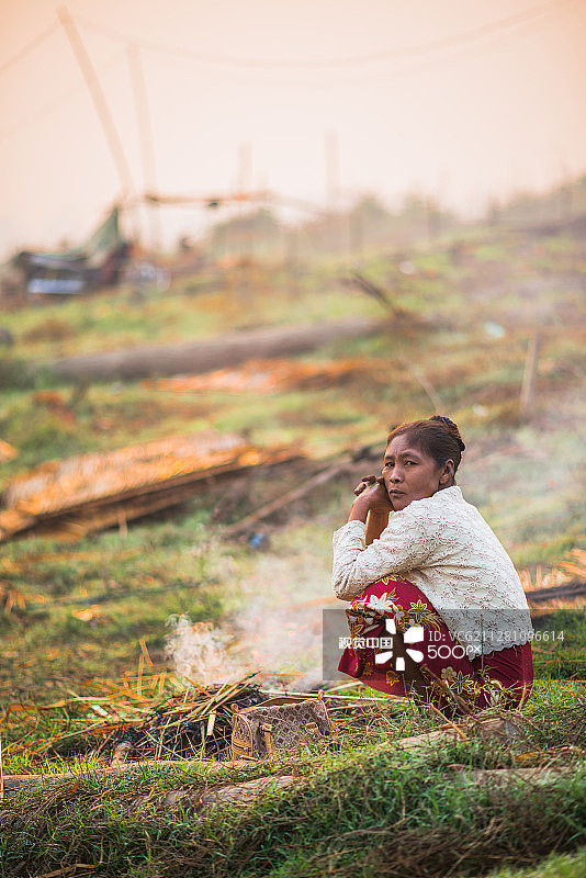 桑卡拉武里府孟族人的生活图片素材
