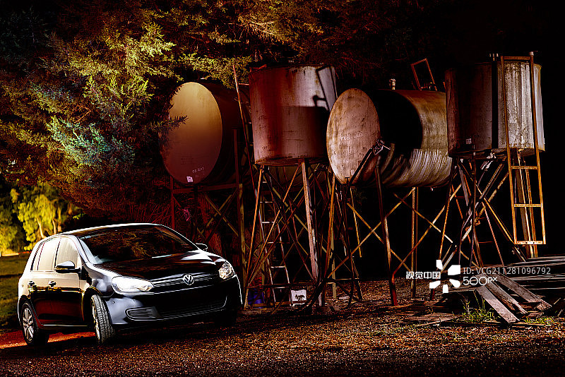 柴油桶旁的光绘图片素材