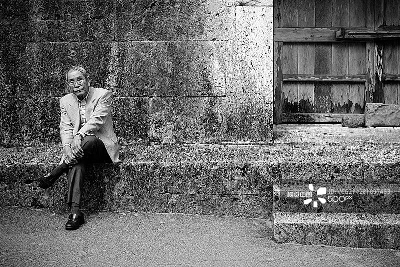 男子在首里城附近图片素材