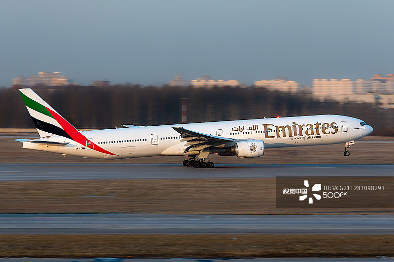 阿联酋航空的波音777客机图片素材