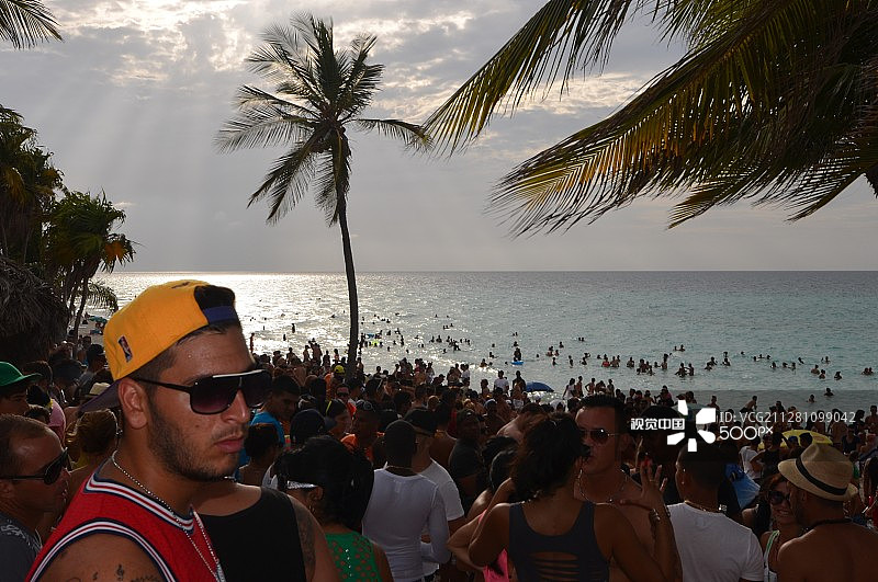 巴拉德罗海滩日落时的节日图片素材