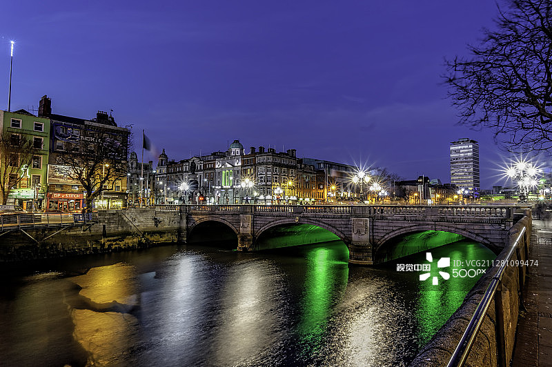 圣帕特里克周末夜晚的都柏林图片素材