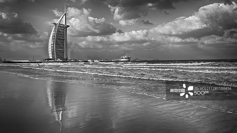 风暴天空下的阿拉伯塔图片素材