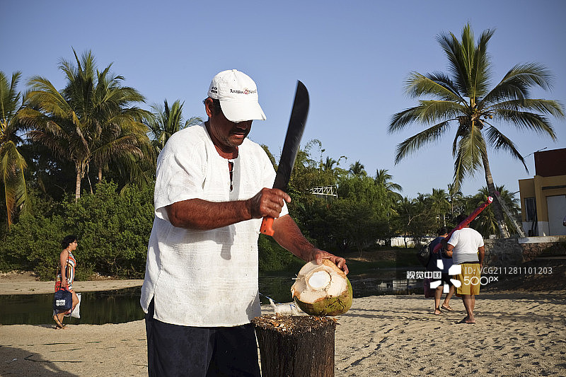 手持冰镇椰子的男人图片素材