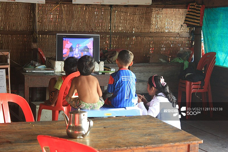 孩子们在看动画片图片素材