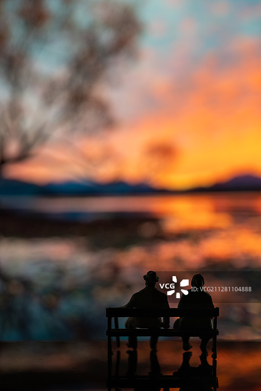 夕阳下坐在长椅上的老夫妻模型图片素材