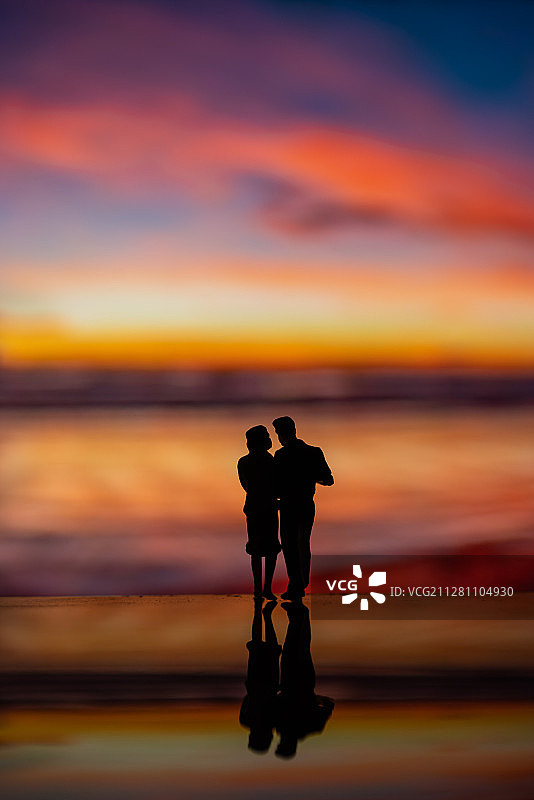 夕阳下相拥的模型小人图片素材