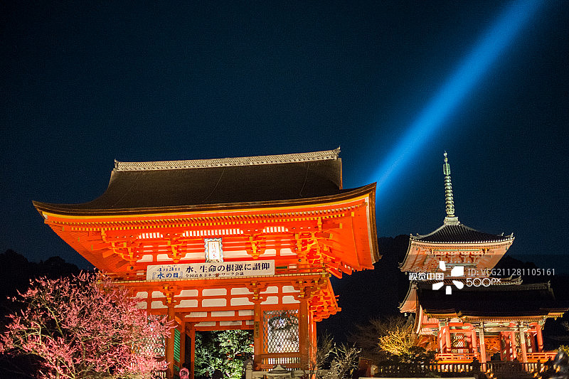 日本京都清水寺的春季樱花图片素材