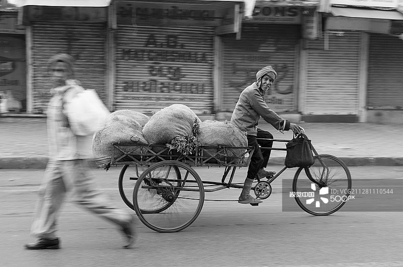 印度古吉拉特邦艾哈迈达巴德人力车图片素材