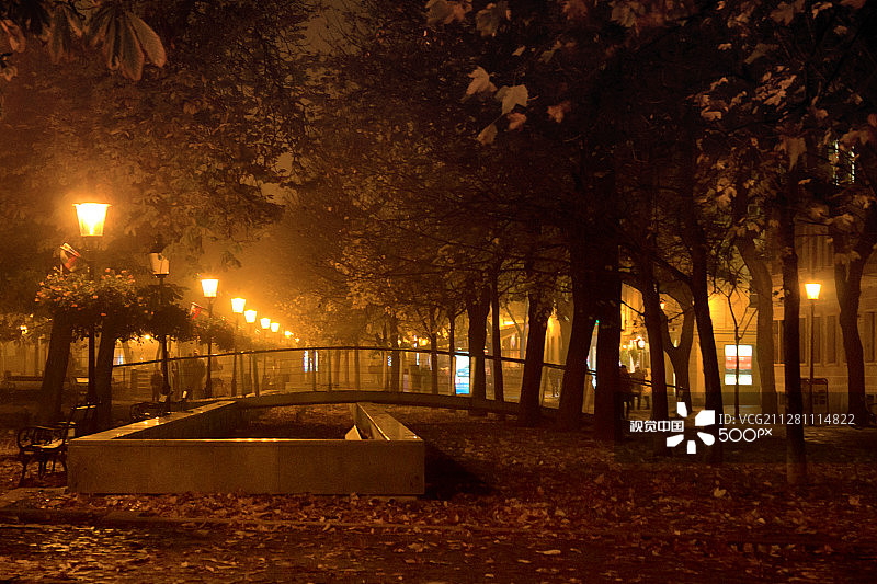 雾中的布拉迪斯拉发图片素材